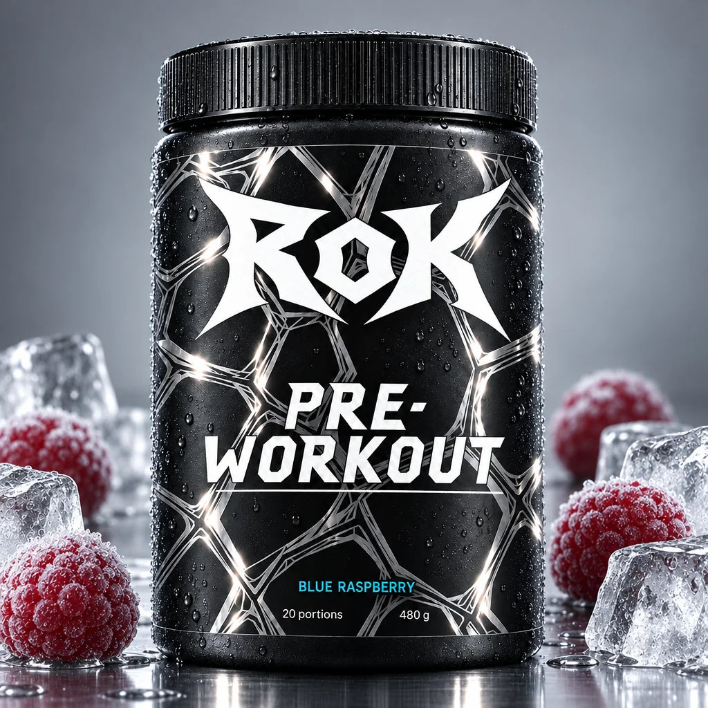 Pot ROK Pré-workout Blue raspberry posé dans des framboises rouges et bleues givrées